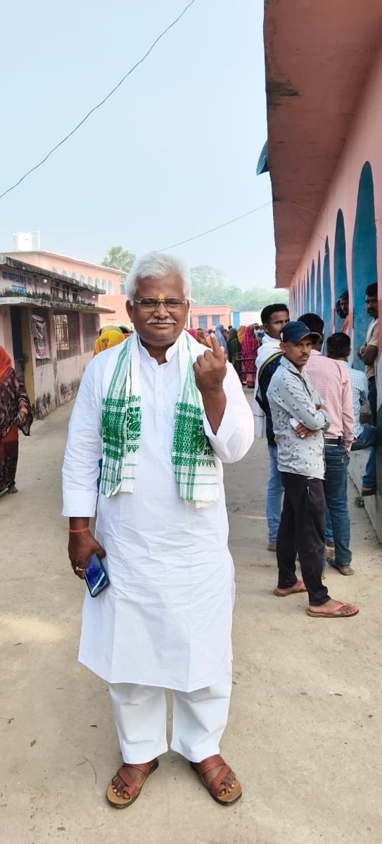 bholayadavmla's tweet image. पहले मतदान, फिर जलपान!
अपने बूथ पर मतदान कर लोकतंत्र के इस महापर्व में शामिल हुआ।
आप सभी से आग्रह है बिहार में दवाई, कमाई और नौकरी की सरकार के लिए मतदान अवश्य करें।