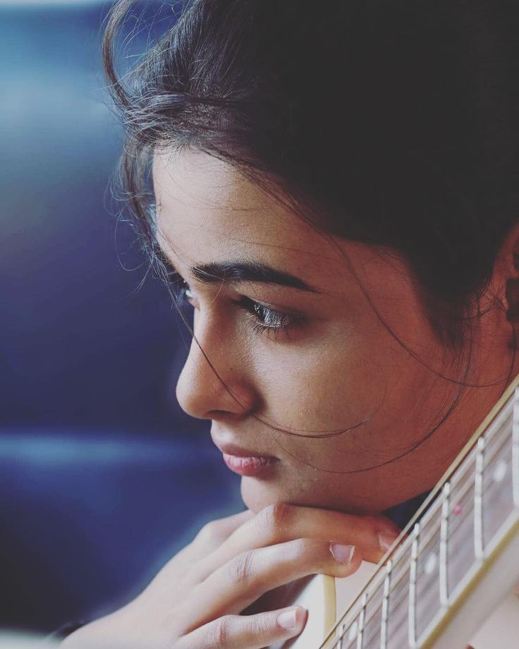 पहले अज़ीज़ बनाते हैं,

फिर मरीज़ बनाकर छोड़ देते हैं!