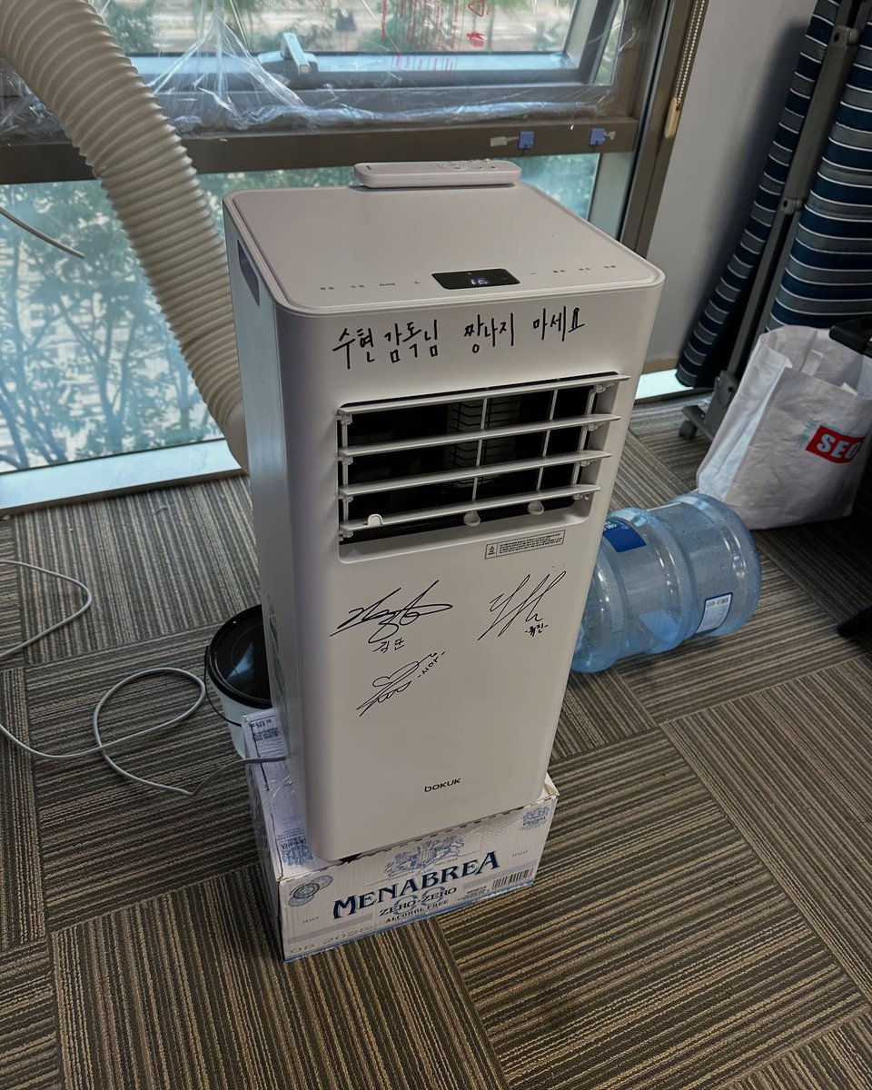 정수현 감독님이 류진이 미담 공유해주심💕
사무실에 에어컨이 없었는데 에어컨 선물해드렸대🥺
