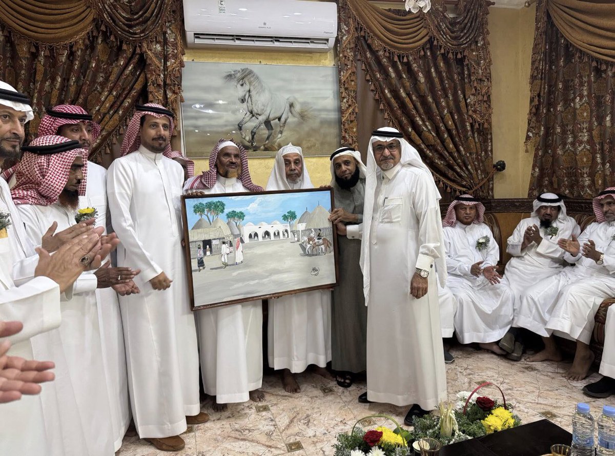 تسليم  الفنان قالب الدلح  اللوحة التي جسدت مسجد السيد حيدر بن محمد  القبي النعمي كأهم معلم أثري في الملحاء التاريخية  لحفيده السيد الزاهد بن محمد الامين بن حيدر القبي النعمي .