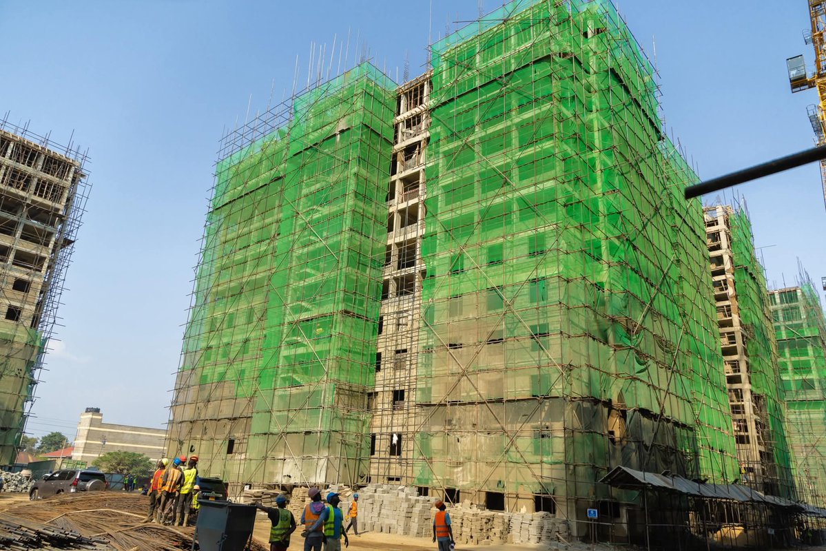 TuryConsultants's tweet image. Hoarding or Safety?

The green netting on the building&apos;s exterior serves multiple purposes, including debris containment, safety, wind protection, dust suppression and visual screening, enhancing overall construction site safety and efficiency👌

Construct wit us ,#TCEC