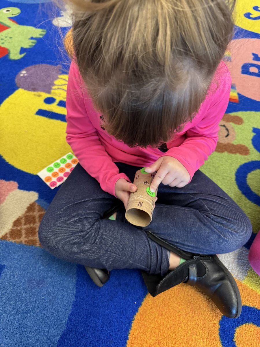 Iteach2ndgrade1's tweet image. The most fun with a toilet paper roll ever! 🧻The ideas you can find on #tiktok #teacherlife My littles loved this ABC matching activity! 🔤🍎