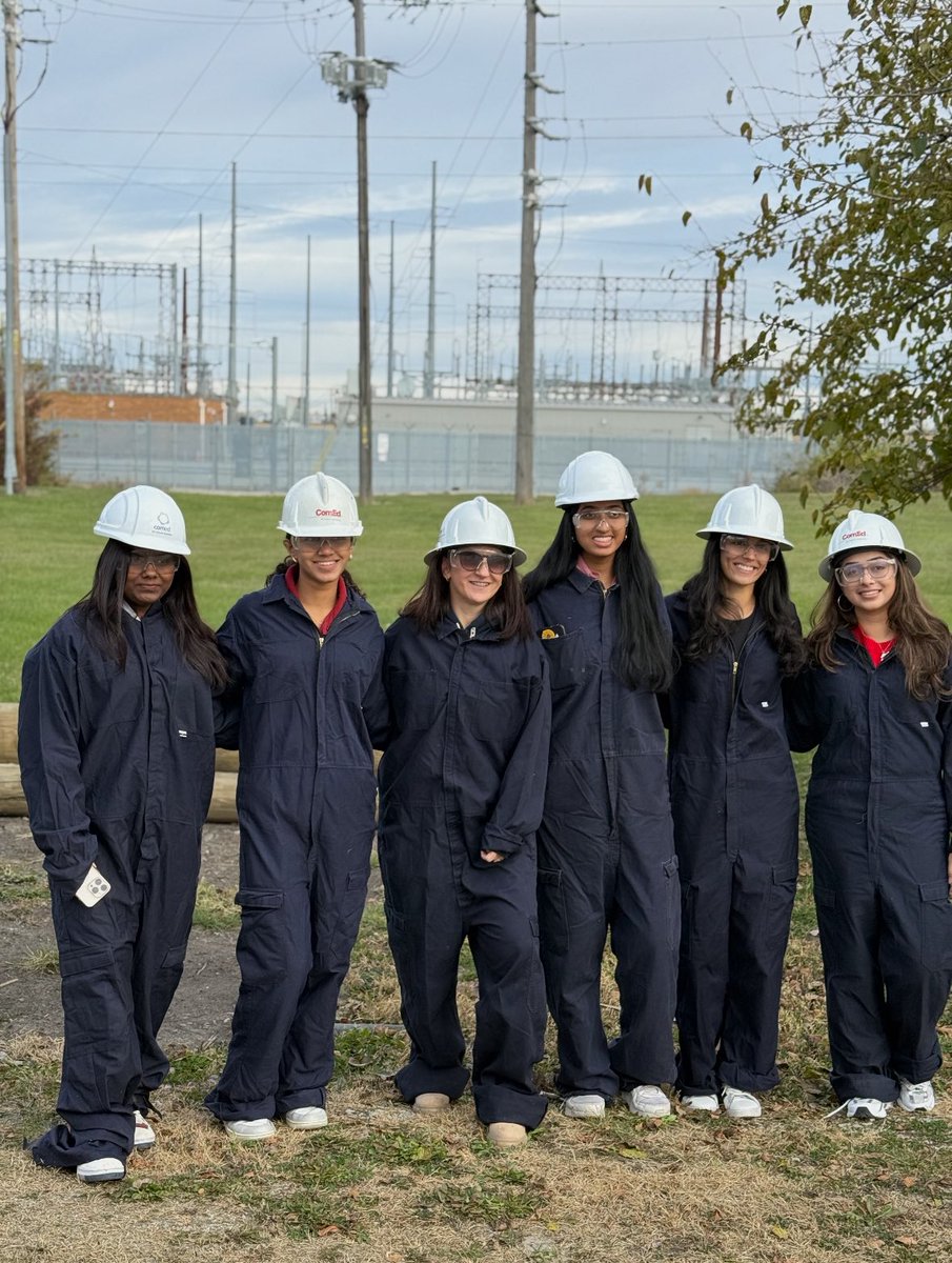 PurdueDataMine's tweet image. Exploring innovation in action! The Data Mine students at ComEd for an insightful site visit on data, energy, and the future of technology ⚡📊

#TheDataMine #ComEd #PurdueUniversity
