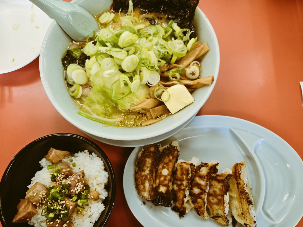 こんにちは❤
お昼は山岡家🍜

特製味噌ラーメンセット
餃子🥟▪️コロチャ丼付き
麺硬め▪️味濃いめ▪️背脂多め
キャベツ▪️バター▪️薬味ネギ購入
CPメンマ

味噌ラーメンにキャベツが合うの🥬
おいしかったわぁ❤
おなかいっぱいよ🐷
午後ものんびり過ごしましょッ😄
 #カコジョラーメン部