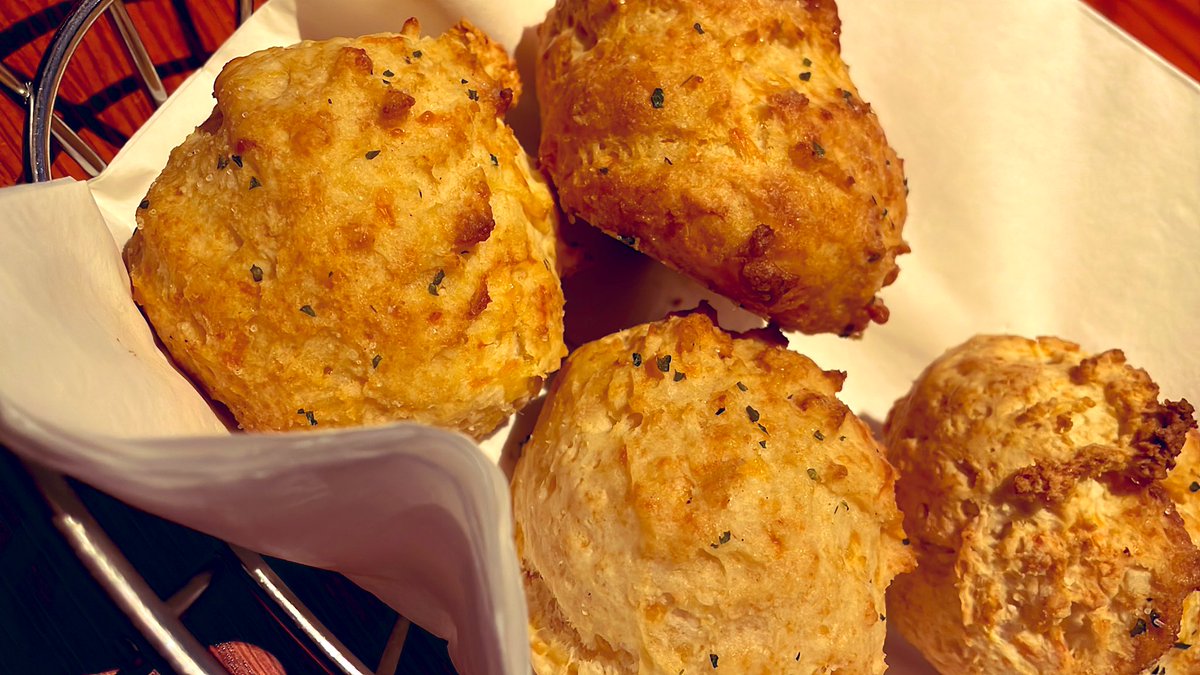 rexkwondox's tweet image. Risking it for these biscuits 🦀