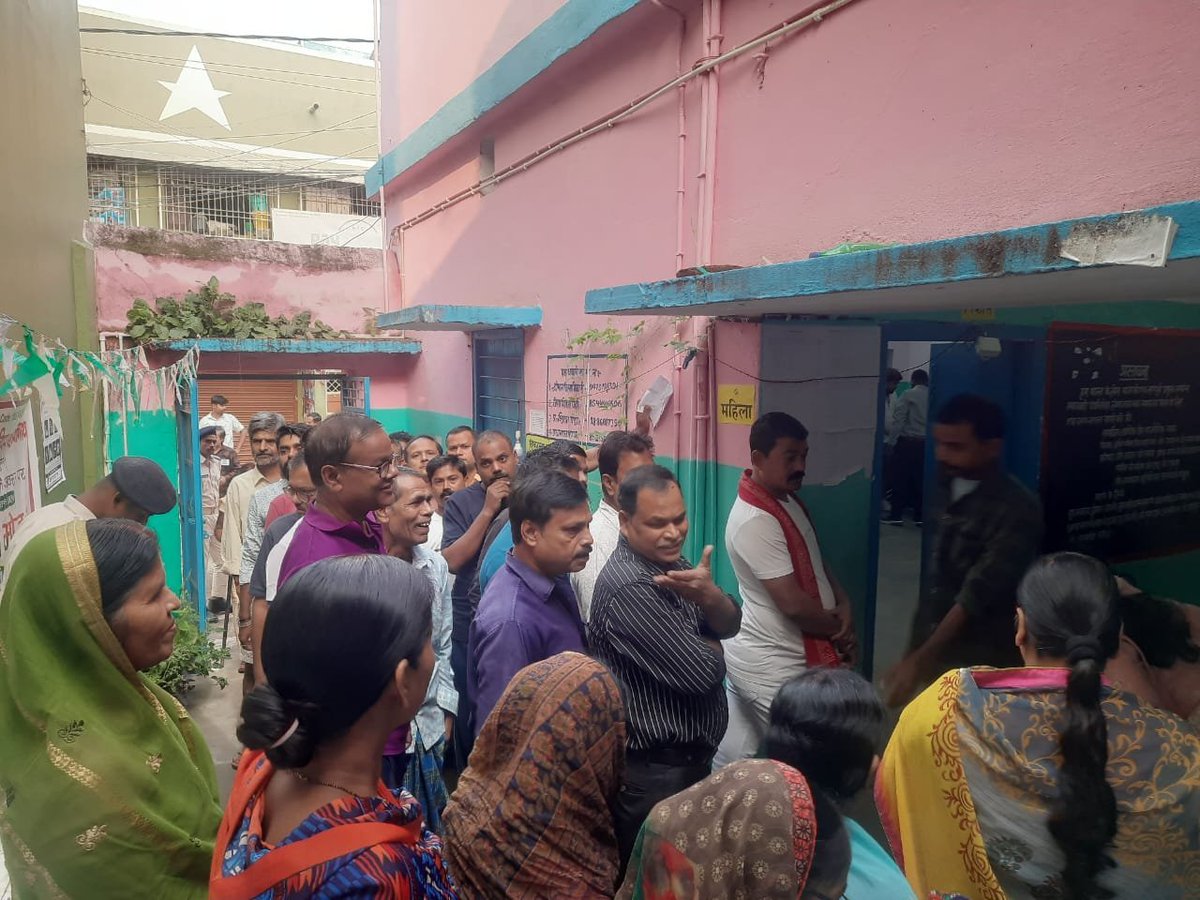 Explorative_'s tweet image. आज बिहार के 18 जिलों में 121 विधानसभा सीट के ऊपर मतदान जारी है।

वही लोग इस लोगतंत्र के महापर्व में भारी मात्रा में मतदान करने आ रहें है, यह बहुत अच्छा संकेत है।

One Vote One Value !  Bihar