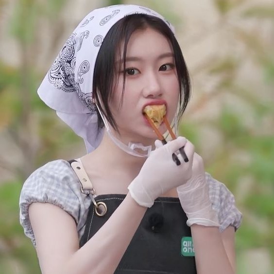 dailychaer's tweet image. monthly chaeryeong eating tweet