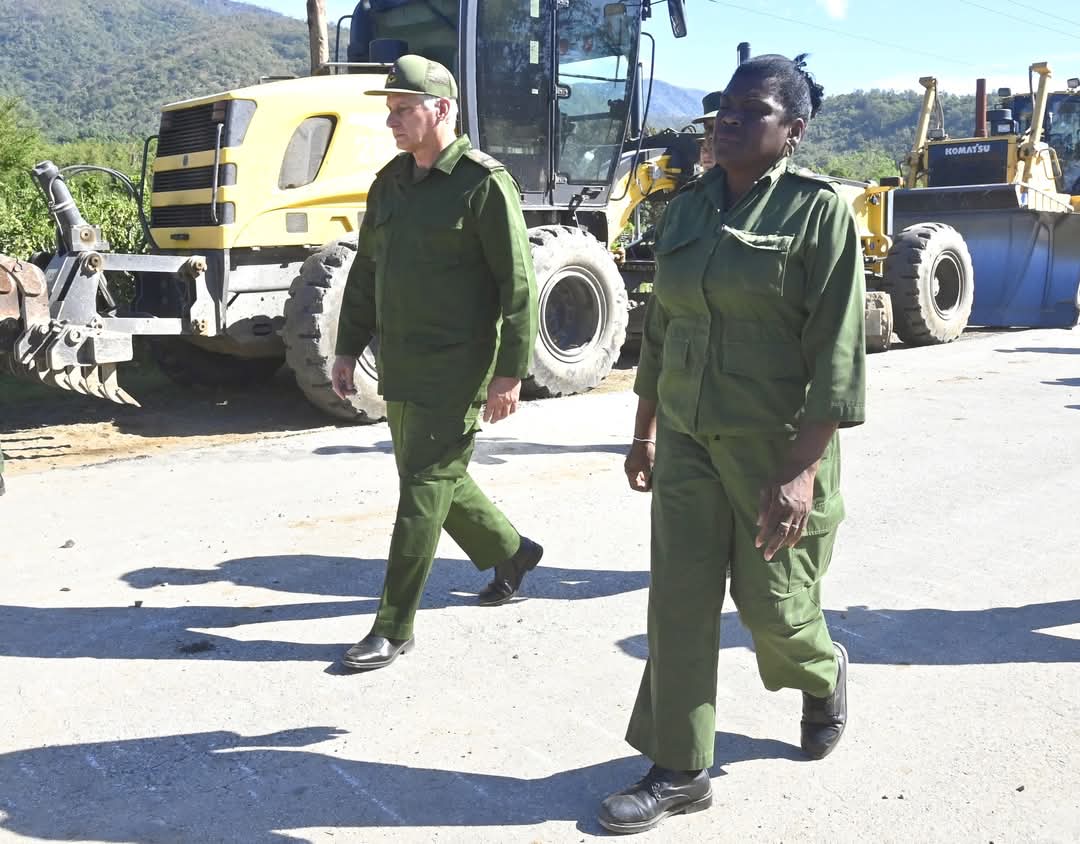 #AnapSantiago:
En el poblado del Cobre el Presidente del Consejo Nacional de Defensa <a href="/DiazCanelB/">Miguel Díaz-Canel Bermúdez</a> intercambio con su población sobre el impacto del Huracán Melissa,su recuperación, indagó por las afectaciones hechas al Santuario y llamo a colaborar todos para salir adelante.
