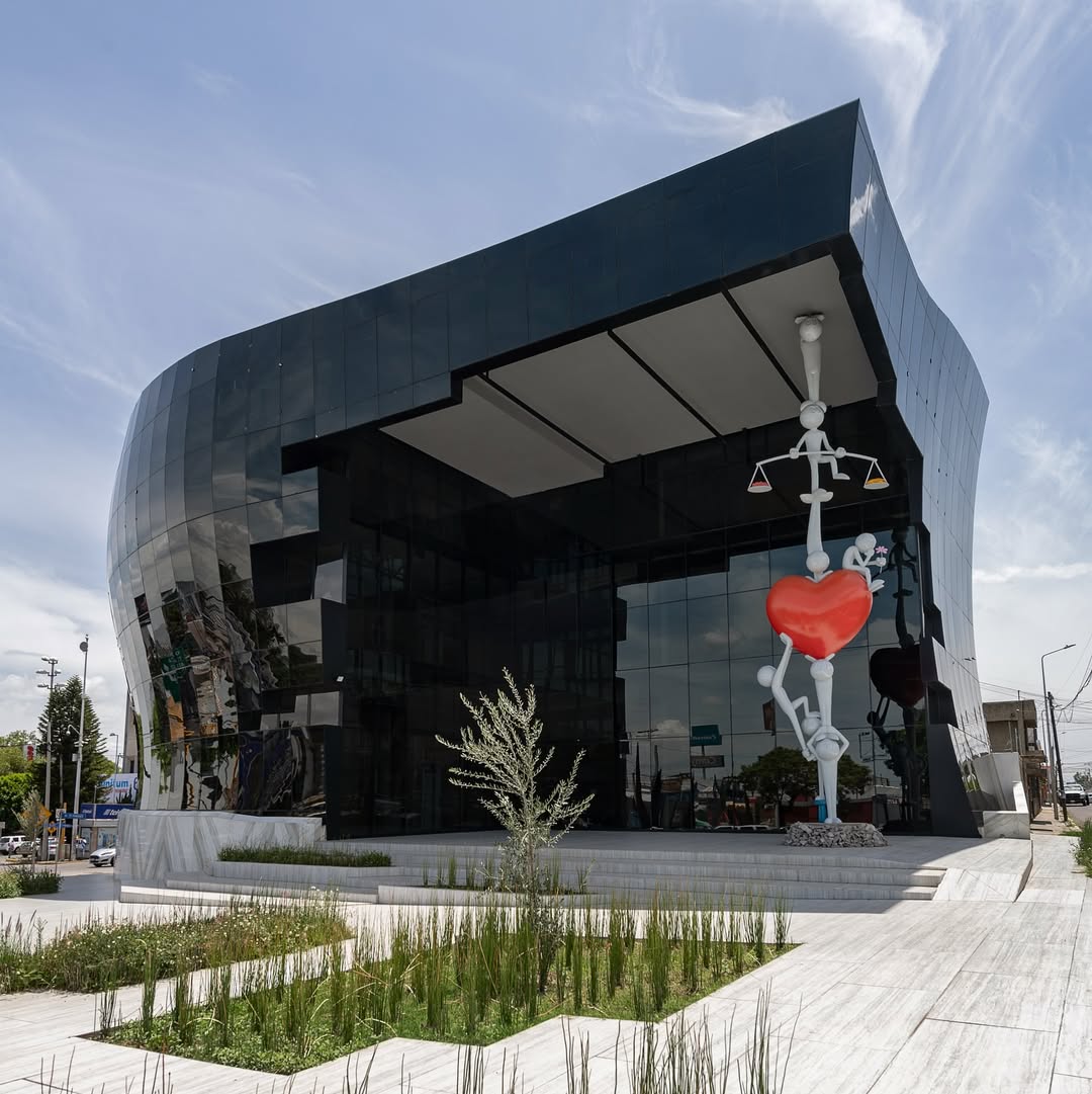 Artful_Explorer's tweet image. The last stage of the Love Pillar project: sanding, painting, and pulling it all together. A true team effort to bring this sculpture to life.
@kaiart

#KaiArt #LovePillar #FinalTouches #ArtSeries #ContemporarySculpture #MexicoArt #CreativeProcess