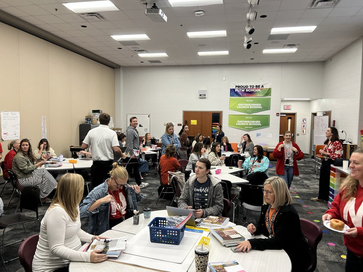 MarkLabarr's tweet image. Noblesville Schools Education Foundation board members treated Noble Crossing Elementary School teachers and staff to coffee and donuts sponsored by Duke Energy. Thanks for your commitment to supporting students and the community!