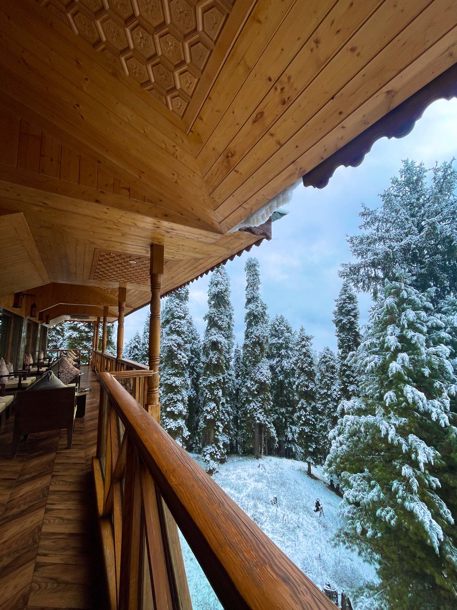 vikaskhan2201's tweet photo. Royal castle Gulmarg 
Snowy  ❄️ ⛄️ https://t.co/Fss6a4ziUu