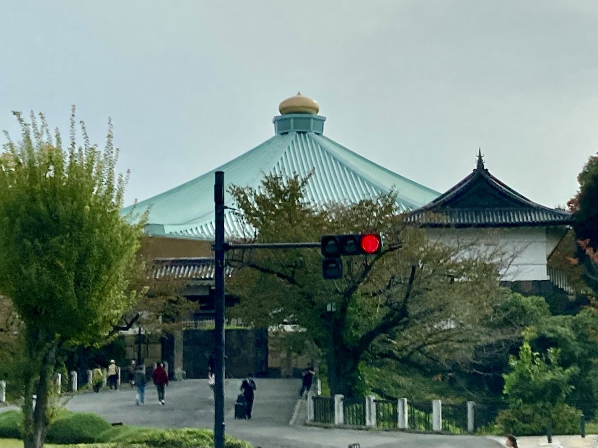 BookDigDug's tweet photo. おはようございます！
時刻はもうお昼ですが
東京千代田区は曇り☁️

お客様の所に行く途中
大きな玉ねぎを横目に
道中を急ぐ私🚶💨

午後も頑張ってまいりましょう！

#企業公式が朝の挨拶を言い合う 
#企業公式が毎朝地元の天気を言い合う 
#企業公式相互フォロー https://t.co/LvjZ4GGOkp