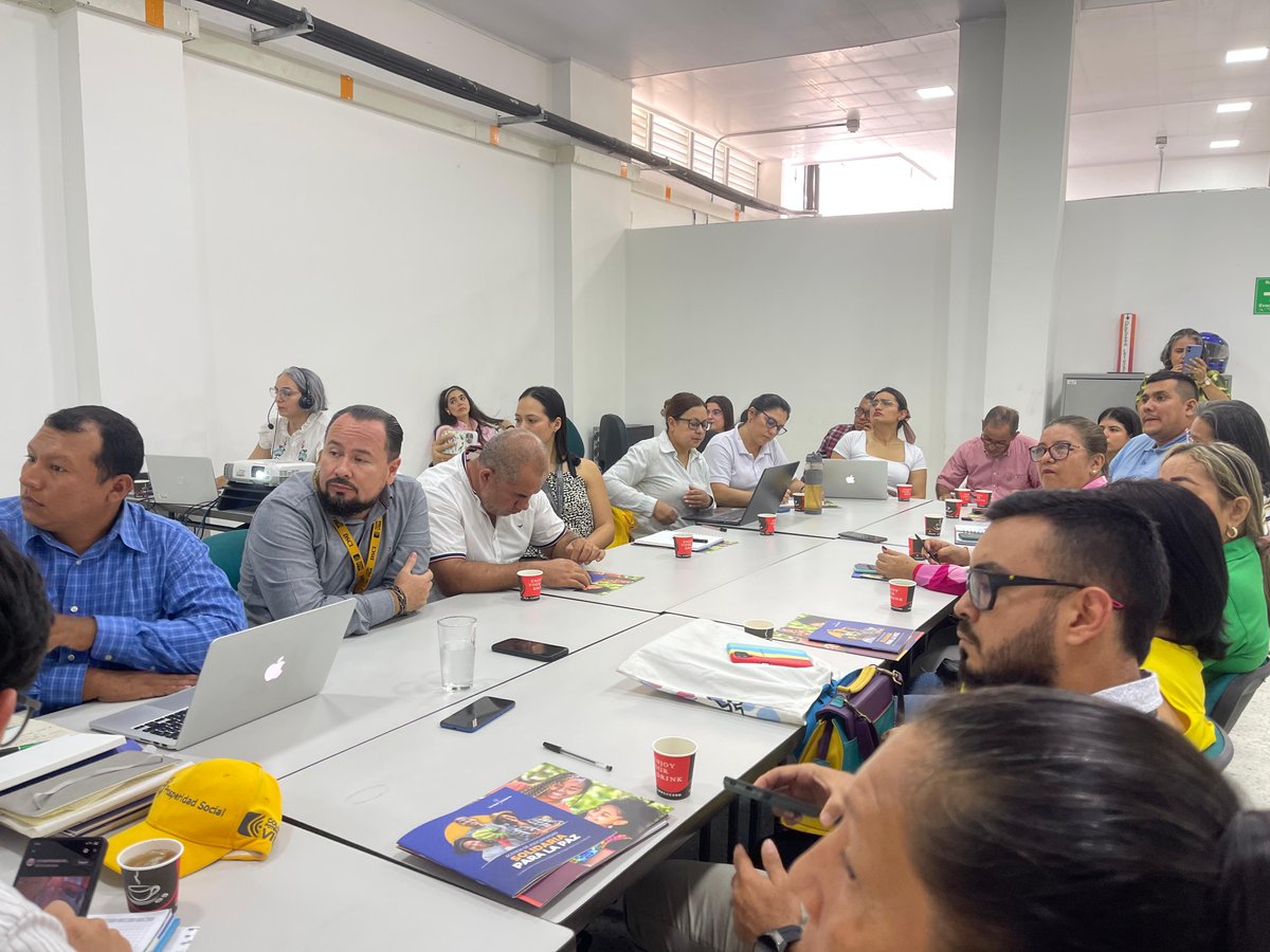 ProsperidadCol's tweet photo. En la Mesa de Economía Popular y Solidaria, en Meta, expusimos #TrayectoriasDeVida, la estrategia complementaria de #RentaJoven. Promovemos la economía solidaria en las IES públicas para orientar a la juventud hacia horizontes tempranos de inclusión productiva. https://t.co/QMYEbzGRIE