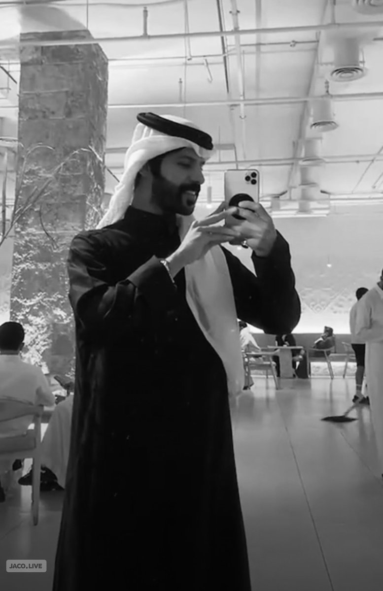 #عبدالله_اليامي

هناك أشخاص يشبهون تلك السُحب الماطره التّي لا تجلب معها الا السعّادة 
و يأتون دائماً على هيئة فرحه يسعدونك بأبسط الأشياء ويظل جميلهم في القَلب مدى الحياة وعبدالله هو هذا الشخص..