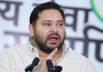 meenaji7428's tweet image. तेजस्वी यादव ने घोषणा किया है कि जिस घर में नौकरी नहीं है उस घर में एक नौकरी देंगे ।

वही दूसरी तरफ नरेंद्र मोदी घोषणा किए हैं कि बारह हजार बिहार से ट्रेन चलाएंगे की मजदूर जाएंगे गुजरात और पंजाब कमाने।

अब फैसला आप लोगों को करना है कि अपने परिवार के साथ नौकरी लेके जिंदगी बितानी…