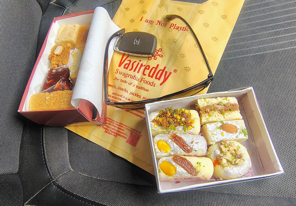 ఎందుకో నేనంటే అంత ఇష్టం వీళ్ళకి దీపావళి అయిపోయాక కూడా నాకు ఇలా స్వీట్స్ ఇస్తున్నారు కింది ట్వీట్లో చెప్పినట్టు అవి పంచడానికి వెళ్తే ఈ ఫోటోలో ఉన్నవి రిటర్న్ గిఫ్ట్ గా ఇచ్చారు నా శ్రేయోభిలాషులు స్వీట్లు , చాక్లెట్లు అంటే నేను ట్యాంకర్ల కొద్దీ జొల్లు కార్చుకుంటానని తెలుసు కాబట్టి.🤤