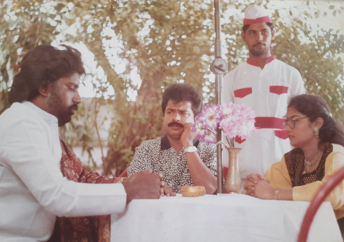 acmugil's tweet image. &quot;Time (machine)&quot;கிடைத்தது🕛🪩🌀ஓ..செ.. பா..ன். 
ஆர் பாண்டியராஜன் சார் அவர்கள் &quot;பரமபதம்&quot; என்கின்ற மிக சிறப்பான காமெடி தொலைக்காட்சி தொடரை இயக்கினார் அதில் உதவி இயக்குனராக பணியாற்றும் போது ஒரு காட்சியில் என்னை நடிக்க வைத்தார்...💟
அழகான நாட்கள்3️⃣5️⃣📌