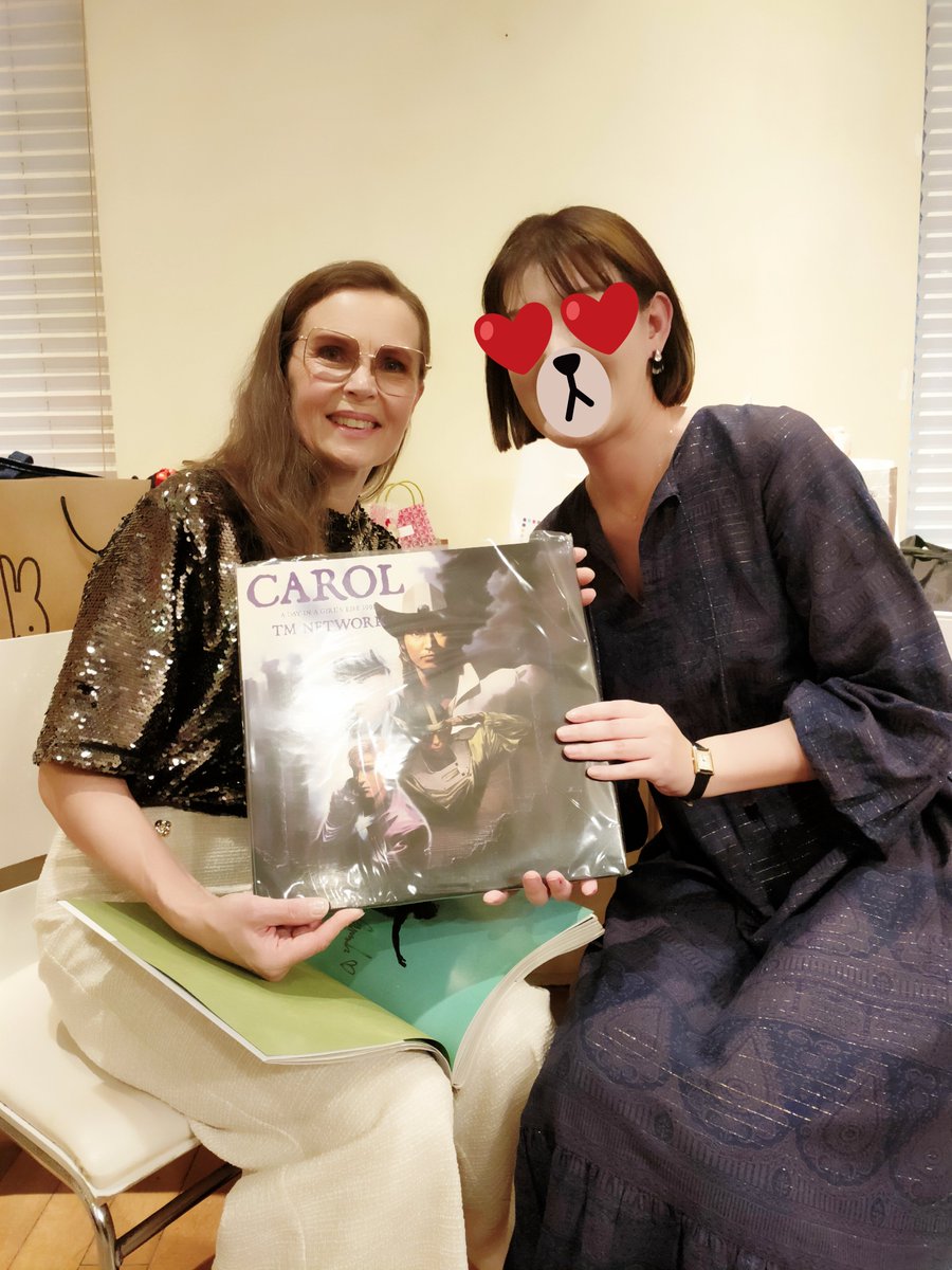 makiko021978's tweet photo. パニーラさんのファンミに参加。
お宝CAROLレコード盤にパニーラさんのサインもらった😭
あの横アリのCAMP FANKSのように、CAROLをギュッと抱きしめるポーズやってもらったのキュートすぎて❤ https://t.co/jdeEAQHJiL