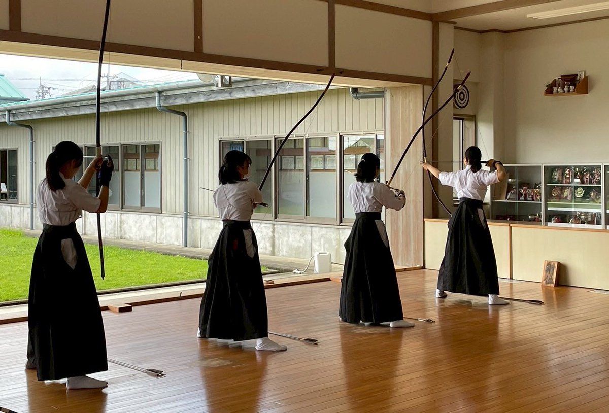 shikoku_kyudo's tweet photo. 【練習試合】
10/18にオンラインで国際武道大学さんと練習試合を行いました。

結果 リーグ形式 男女

男子(160射)
本学　111中 - 135中　国際武道大学

女子（80射）
本学　65中 - 61中　国際武道大学

王座決定戦に向けてさらに頑張っていきます！国際武道大学の皆さん大変ありがとうございました！ https://t.co/VTfGYRXqzR
