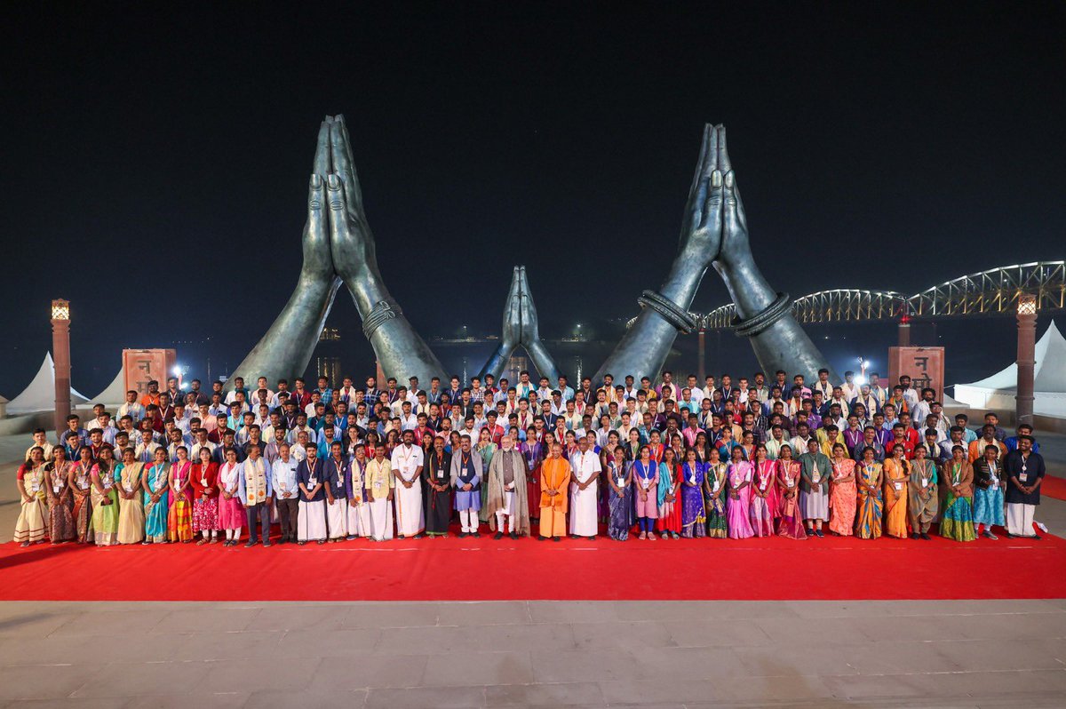 dpradhanbjp's tweet image. Celebrating the eternal bond  between Tamil Nadu and Kashi – “Unity in Diversity.”

The sacred confluence of culture, tradition, and knowledge returns once again!

The Kashi Tamil Sangamam 2025 (KTS 4.0) — envisioned by Hon’ble PM Shri @narendramodi ji — celebrates the timeless…