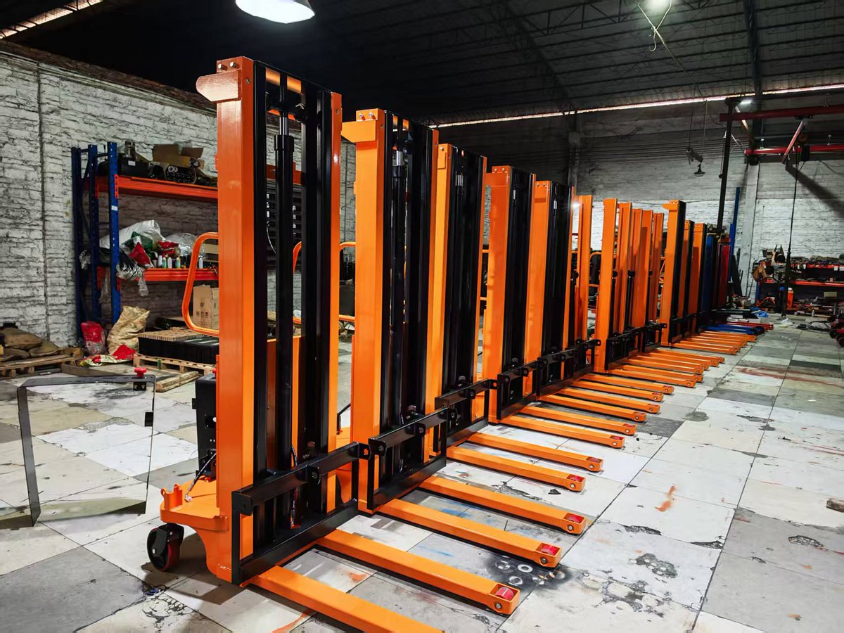NiuliForklift's tweet image. Semi-electric stacker.

 Compact, Powerful, and Reliable
📦 Running out of space but need heavy lifting power?
Our 2-Ton Semi-Electric Stacker is compact, powerful, and built to handle your toughest jobs!

#2tonsemielectricstacker #2tonstacker #semielectricstacker #stacker