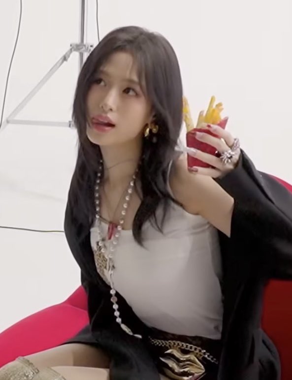 How I wish ahyeon knew how good she looks in this hairstyle 🥲