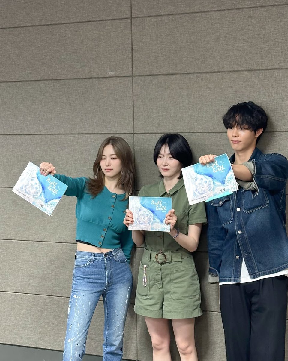 prosebeb's tweet image. คุณผู้กำกับจองซูฮยอน โพสรูปนักแสดงรวมถึงรยูจินว่า “คุณนักแสดงรยูจิน เป็นคนที่มีบุคลิกยอดเยี่ยมมากครับ เป็นคนที่เต็มไปด้วยเรื่องราวที่ทำให้อบอุ่นใจ เช่นการเอามอบเครื่องปรับอากาศเป็นของขวัญในตอนที่พนักงานทุกคนกำลังเหงื่อท่วมตัวเพราะที่ทำงานไม่มีเครื่องปรับอากาศ“ ㅠㅠㅠแสนดีที่หนึ่ง