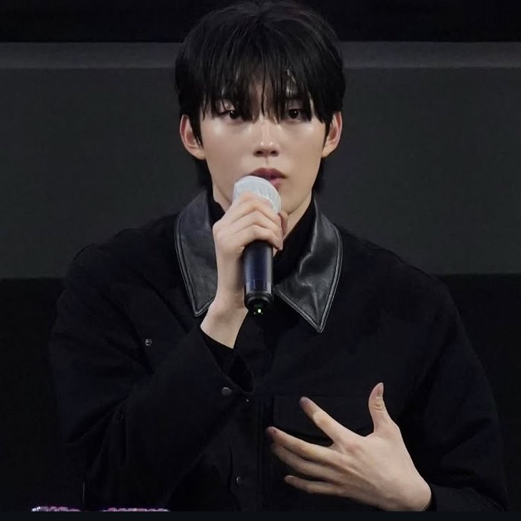 prosebeb's tweet image. คุณผู้กำกับจองซูฮยอน โพสรูปนักแสดงรวมถึงรยูจินว่า “คุณนักแสดงรยูจิน เป็นคนที่มีบุคลิกยอดเยี่ยมมากครับ เป็นคนที่เต็มไปด้วยเรื่องราวที่ทำให้อบอุ่นใจ เช่นการเอามอบเครื่องปรับอากาศเป็นของขวัญในตอนที่พนักงานทุกคนกำลังเหงื่อท่วมตัวเพราะที่ทำงานไม่มีเครื่องปรับอากาศ“ ㅠㅠㅠแสนดีที่หนึ่ง