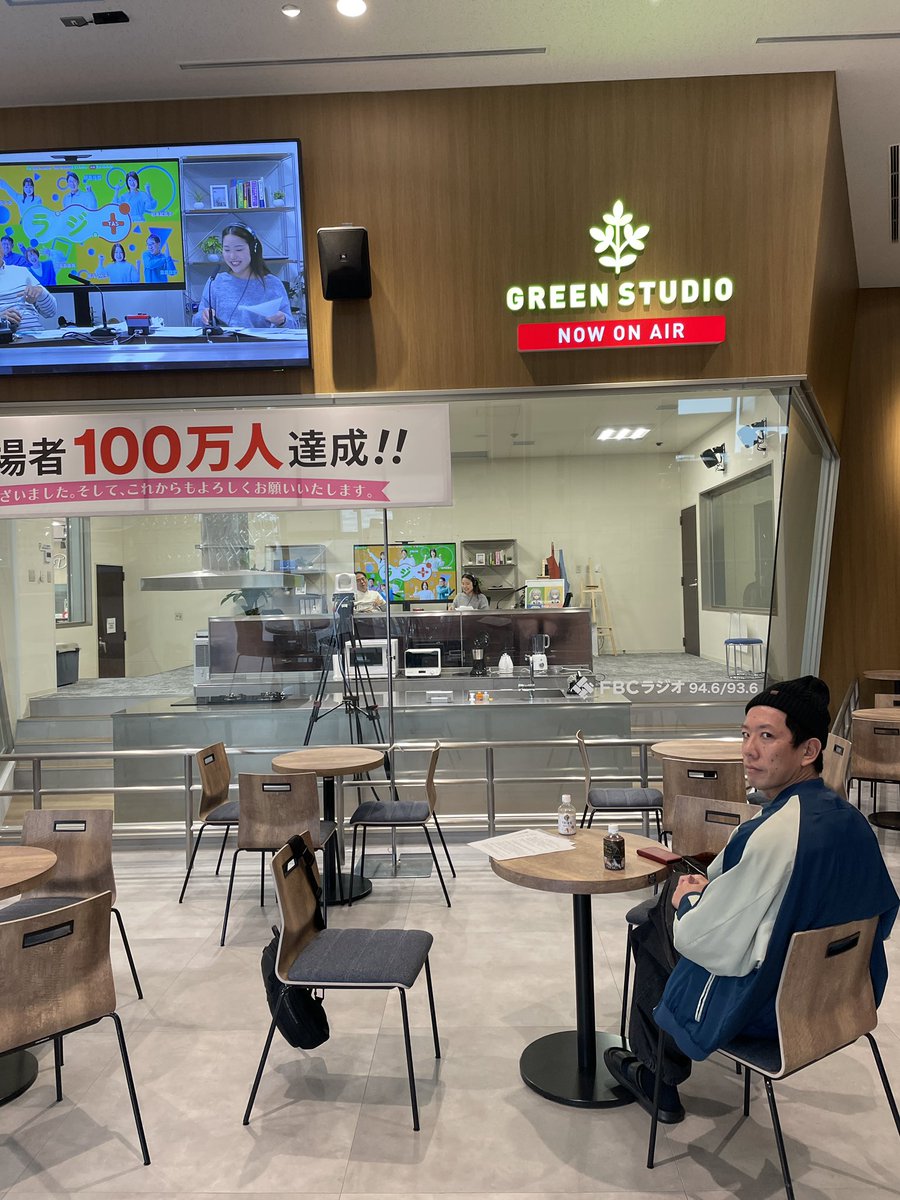 本日FBCラジオにて明日11/7(金)開催のhometown liveの告知をさせていただきました。

ゲストは出演者の宴屋本舗のドラマーの久保顕理さんが骨折してる中かけつけてくれました。

OLEDICKFOGGYの新曲「ビューティフルデイズ」もオンエア！
聞き逃しはラジコからどうぞ！

radiko.jp/share/?t=20251…