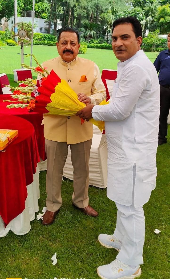 NarenderDadha's tweet image. माननीय केंद्रीय राज्य मंत्री (स्वतंत्र प्रभार) डॉ. जितेंद्र सिंह जी को जन्मदिन की अनंत शुभकामनाएं,प्रभु श्रीराम से आपके उत्तम स्वास्थ्य एवं दीर्घायु की कामना करता हूं।
नरेंद्र भाटी डाढ़ा
वरिष्ठ भाजपा नेता
पूर्व विधानसभा प्रत्याशी (जेवर-63)
#DrJitendraSingh #AdvNarenderBhatiDadha