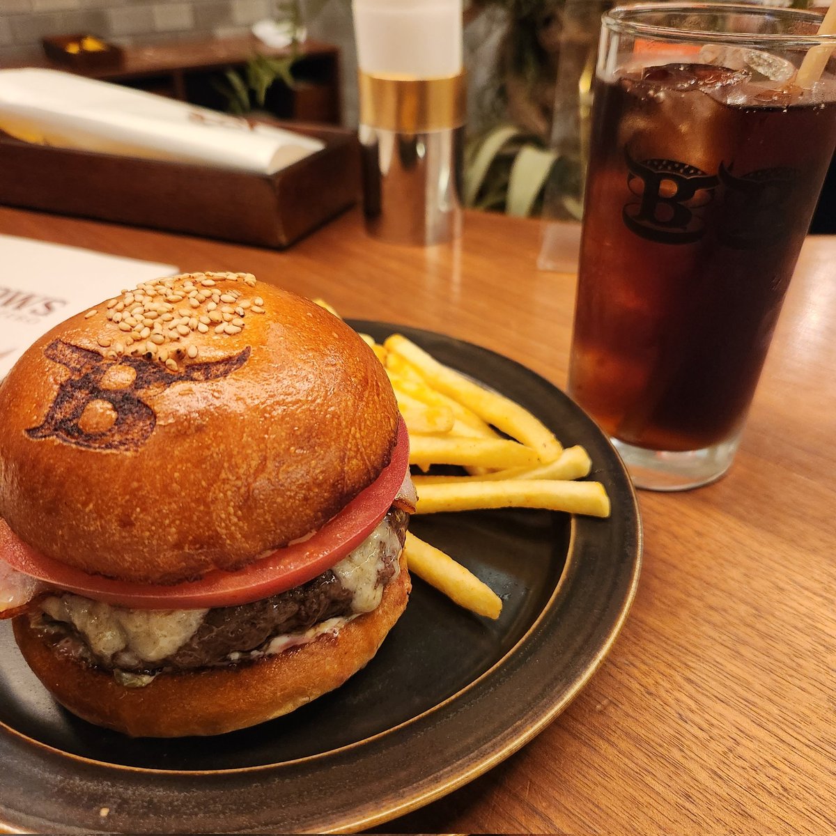 chanjun1206's tweet photo. 本日はハンバーガーで乾杯🍻
急遽お仕事がお休みになったのでちょっといいランチを食べに来ました😚
ただこれ美味しすぎる…バンズはカリッとしてるのにフワフワ、具材とのバランスも完璧でまさに黄金比🤤これはまた食べに来たいし次はビールを合わせたい🍺
・ゴールデンレティオバーガー🍔
#BLACOWS https://t.co/GpdIgbMxOn