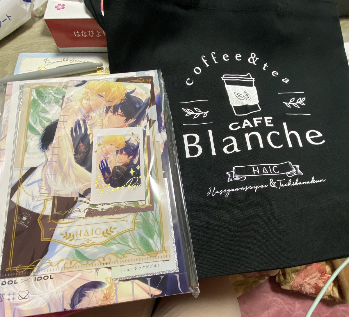ria031r's tweet photo. @hai_sousaku 先生
FANBOX限定セット届きました！周りがキラキラで綺麗です！大切に使わせて頂きます！ありがとうございます(∩´∀`∩)💕 https://t.co/55QkaUrD6p