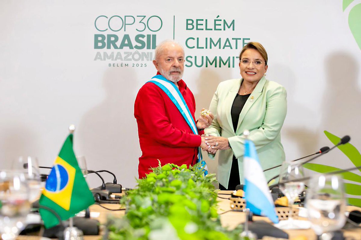 🇭🇳🤝🇧🇷 Reconocimiento a un líder latinoamericano

En el marco de su visita oficial a Belém, durante la #COP30, la presidenta <a href="/XiomaraCastroZ/">Xiomara Castro de Zelaya</a> impuso la Orden Francisco Morazán en el Grado de “Gran Cruz Placa de Oro” al presidente de Brasil, <a href="/LulaOficial/">Lula</a>.

Este reconocimiento