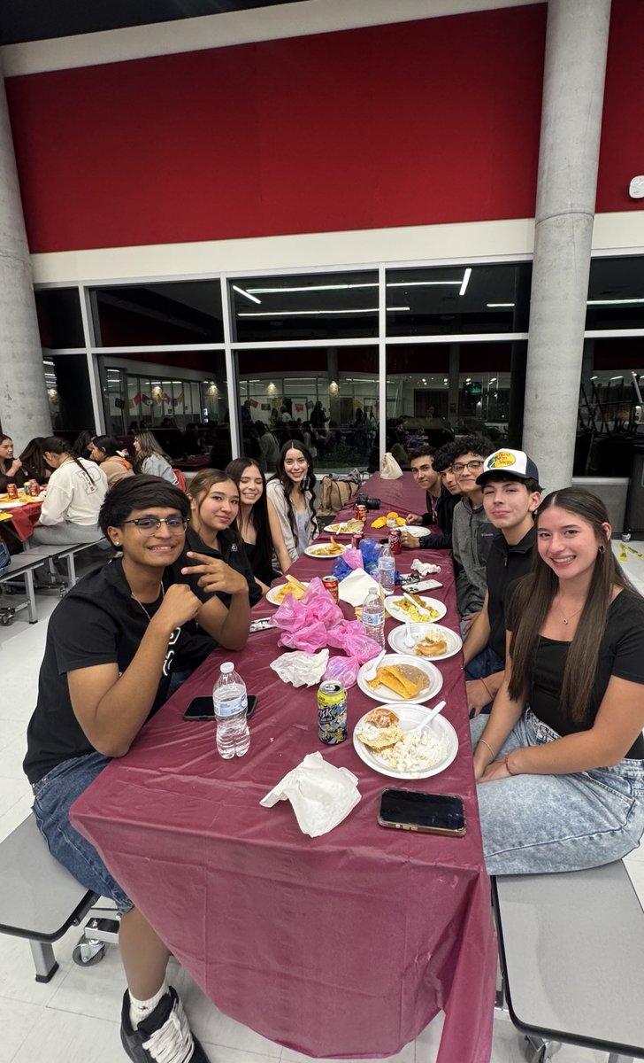 GutierrezF_'s tweet image. EHS Dual Language students celebrating culture and connection with a Día de los Muertos convivio 🤎🌼🪴

#TrooperNation
#DualLanguage 

@RobRobledoEHS | @YsletaISD | @EastwoodHQ