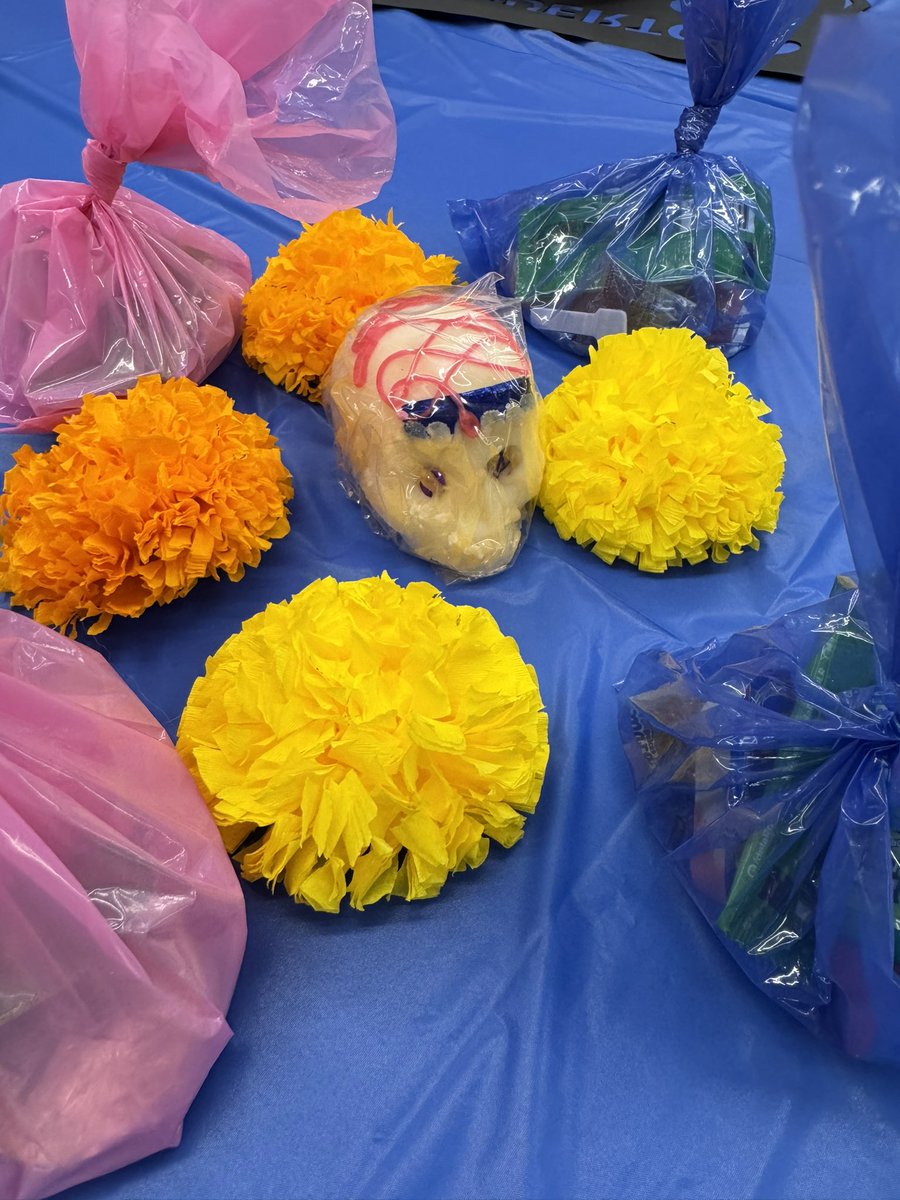 GutierrezF_'s tweet image. EHS Dual Language students celebrating culture and connection with a Día de los Muertos convivio 🤎🌼🪴

#TrooperNation
#DualLanguage 

@RobRobledoEHS | @YsletaISD | @EastwoodHQ