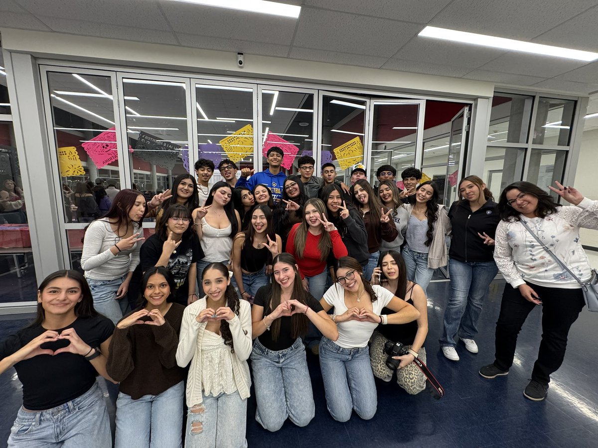 GutierrezF_'s tweet image. EHS Dual Language students celebrating culture and connection with a Día de los Muertos convivio 🤎🌼🪴

#TrooperNation
#DualLanguage 

@RobRobledoEHS | @YsletaISD | @EastwoodHQ