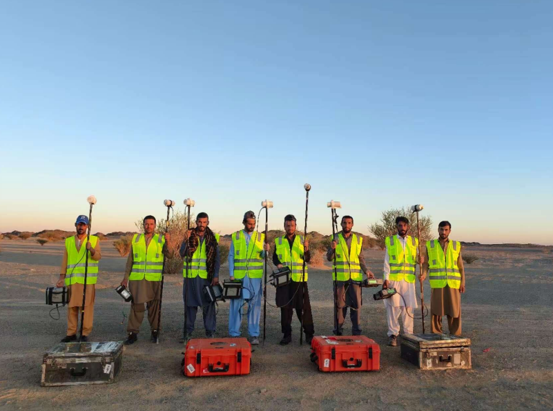 ResMin_RMI's tweet image. 📷Field team conducting ground magnetic survey using high-resolution magnetometer equipment (Wadi Salamah project).

Read our recent announcement: api.investi.com.au/api/announceme… $RMI $RMI.ax #ASX #ASXNews #gold #silver