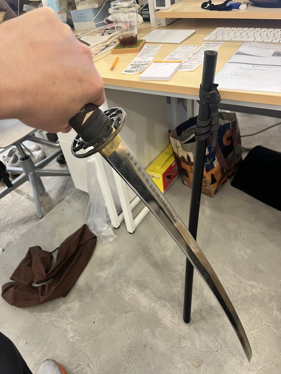 deveo001's tweet photo. 宿泊してた外国人ゲストから、ノリで買ったと思われる模倣刀を頂いた。
機内に持ち込めないと判断した模様。
18,000円もしたとのこと。 https://t.co/dWGyMXZnDA