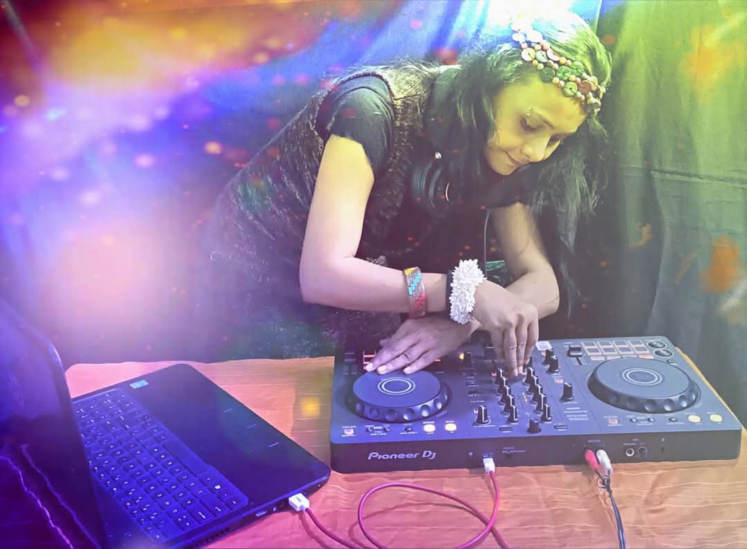 dj_bluhi's tweet photo. #music #pioneer #ddj #flx4 #headphone #WD400 #wildwaves #hplaptop #djing #musicians #artists #sound #light #beats #rhythm #djlife #remixsongs #hollywoodsongs #bollywoodsongs #dj #djs #partyplanners #eventplanners #festivalrock #twitter #nightlife https://t.co/G6vP89cAem