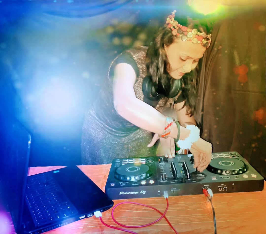 dj_bluhi's tweet photo. #music #pioneer #ddj #flx4 #headphone #WD400 #wildwaves #hplaptop #djing #musicians #artists #sound #light #beats #rhythm #djlife #remixsongs #hollywoodsongs #bollywoodsongs #dj #djs #partyplanners #eventplanners #festivalrock #twitter #nightlife https://t.co/G6vP89cAem