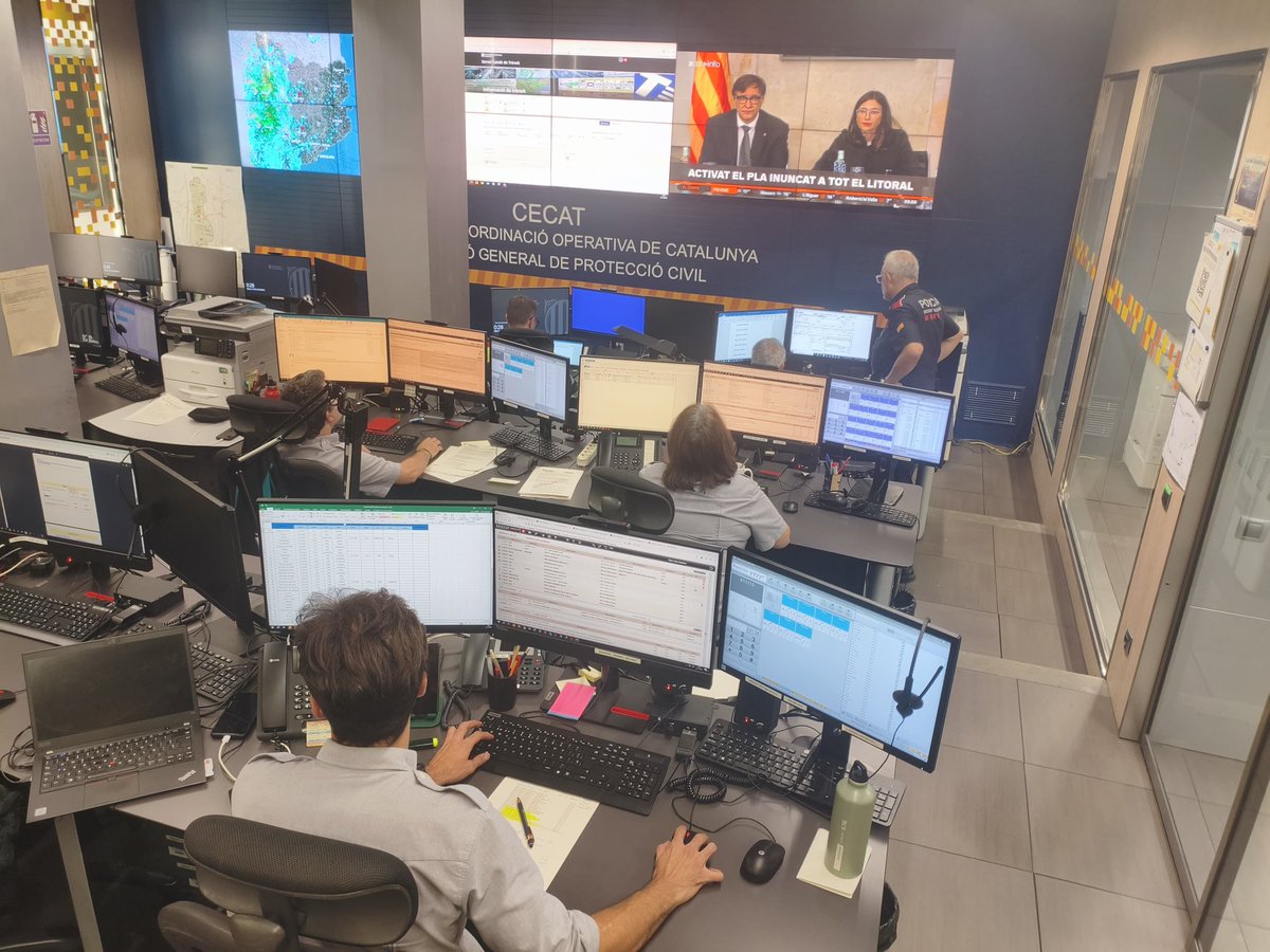 emergenciescat's tweet photo. El Centre de Coordinació Operativa de Catalunya (#CECAT), s'ha reforçat durant aquesta nit per fer seguiment del  temporal. Els diversos operatius dels serveis d'emergències treballen coordinadament per donar resposta als incidents que es puguin produir.

#AlertaCat #INUNCAT https://t.co/iFacwTgtYQ