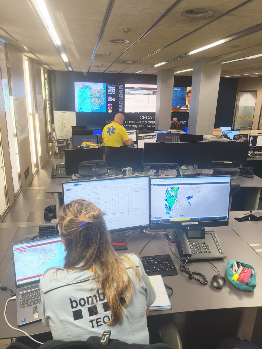 emergenciescat's tweet photo. El Centre de Coordinació Operativa de Catalunya (#CECAT), s'ha reforçat durant aquesta nit per fer seguiment del  temporal. Els diversos operatius dels serveis d'emergències treballen coordinadament per donar resposta als incidents que es puguin produir.

#AlertaCat #INUNCAT https://t.co/iFacwTgtYQ