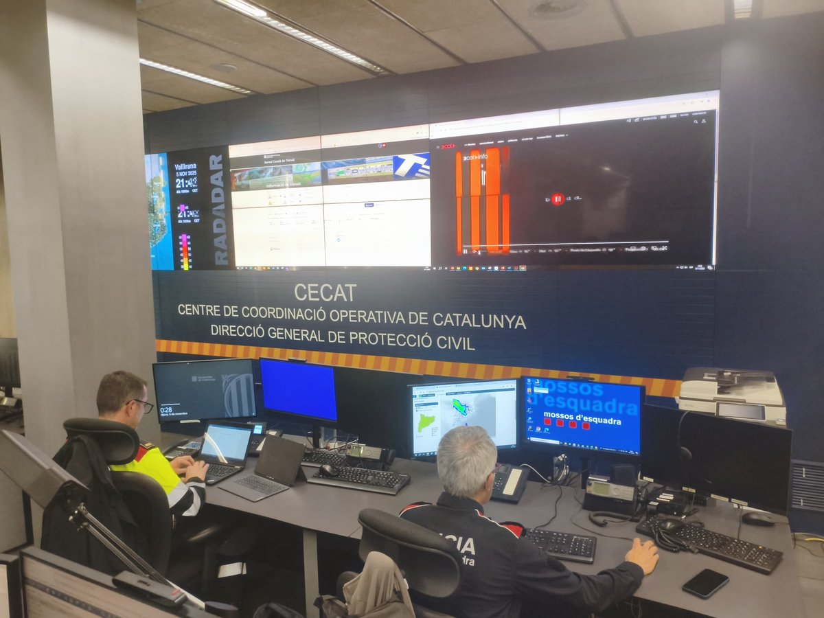 emergenciescat's tweet photo. El Centre de Coordinació Operativa de Catalunya (#CECAT), s'ha reforçat durant aquesta nit per fer seguiment del  temporal. Els diversos operatius dels serveis d'emergències treballen coordinadament per donar resposta als incidents que es puguin produir.

#AlertaCat #INUNCAT https://t.co/iFacwTgtYQ