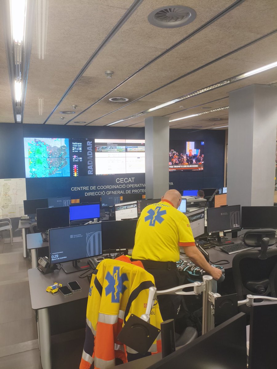 emergenciescat's tweet photo. El Centre de Coordinació Operativa de Catalunya (#CECAT), s'ha reforçat durant aquesta nit per fer seguiment del  temporal. Els diversos operatius dels serveis d'emergències treballen coordinadament per donar resposta als incidents que es puguin produir.

#AlertaCat #INUNCAT https://t.co/iFacwTgtYQ