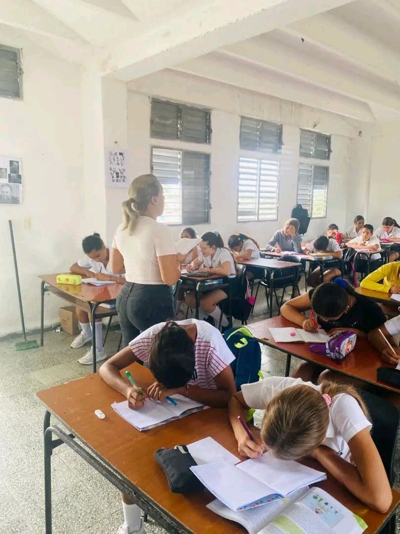 Ayeimis129884's tweet image. Taller de creación impartido por la profesora instructora de música Milanis Medina Rodríguez con los escolares de la institución educativa ESBU José Antonio Echeverría.
#Taguasco
#CulturaTaguasco
#BjmPresente
#CasasDeCulturaSs