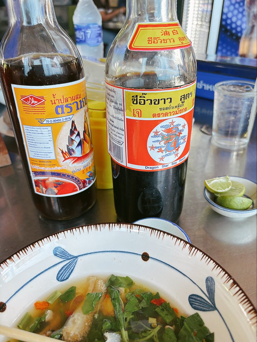 thaibornchinese's tweet image. มีใครเป็นเหมือนกันมั้ยคะ เวลาไปร้านโลคอล ชอบดูขวดน้ำปลากับซีอิ๊วก่อนเลยค่ะ ยังมีหลายร้านเก่าแก่ใช้ของท้องถิ่น

เราว่าตรงนี้ล่ะเป็นส่วนนึงทำให้รสชาติต่างไป พวกเครื่องปรุงในการทำ ทำให้มีเสน่ห์รสชาติที่เอาไปทำที่อื่นอาจรสไม่เหมือนยกเว้นจะหิ้วไปใช้ด้วย