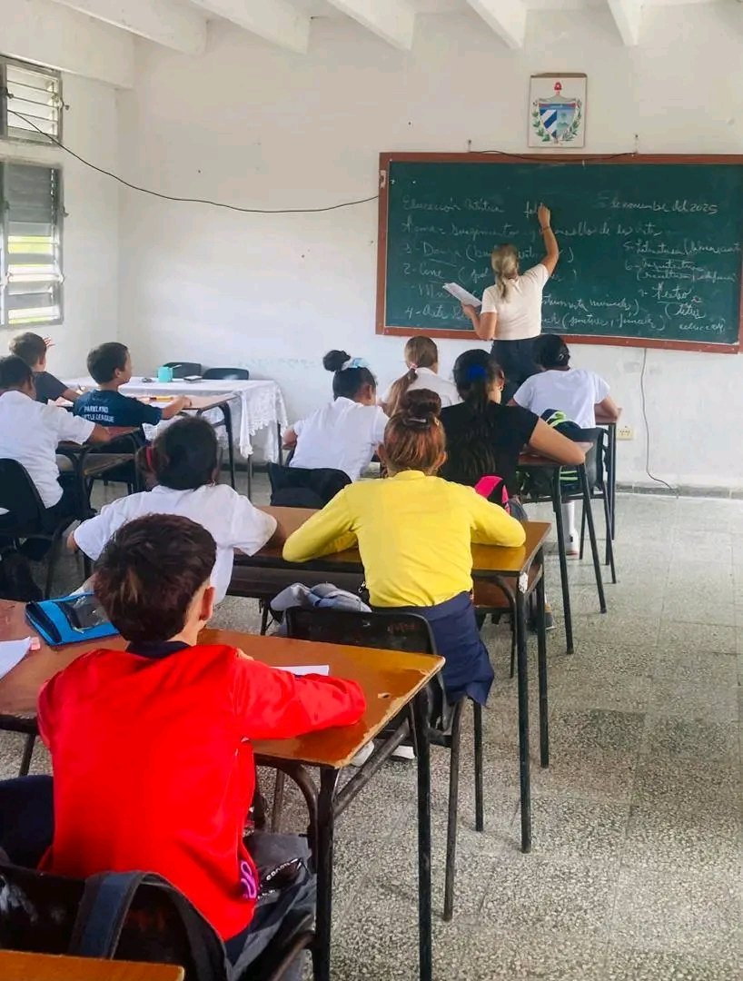 Ayeimis129884's tweet image. Taller de creación impartido por la profesora instructora de música Milanis Medina Rodríguez con los escolares de la institución educativa ESBU José Antonio Echeverría.
#Taguasco
#CulturaTaguasco
#BjmPresente
#CasasDeCulturaSs