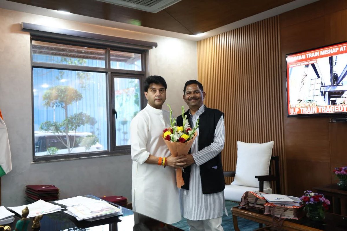 RohanBhadauriy1's tweet image. आज दिल्ली मंत्रालय में माननीय केंद्रीय संचार एवं पूर्वोत्तर क्षेत्र विकास मंत्री श्रीमंत ज्योतिरादित्य सिंधिया जी से भिड़ भारतीय जनता पार्टी के जिला अध्यक्ष देवेंद्र नरवरिया जी ने सौजन्य भेंट की।🙏✨

#BJP4Bhind #DevendraNarwariya
@JM_Scindia