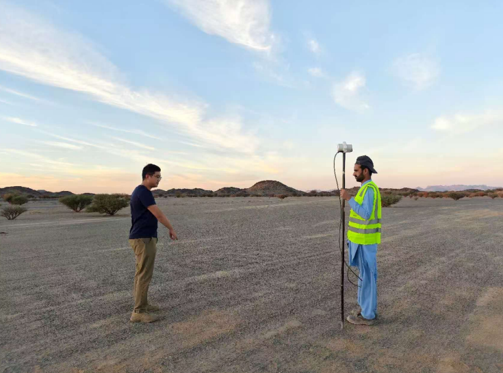 ResMin_RMI's tweet image. 📷Joint RMI–CNNC technical team reviewing survey layout and geological structures (Wadi Salamah project).

Read our recent announcement: api.investi.com.au/api/announceme… $RMI $RMI.ax #ASX #ASXNews #gold #silver