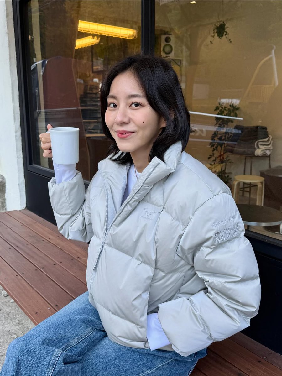UIEO4O9's tweet photo. This winter, stay warm and style beautifully♥.
#uee #uie #유이 https://t.co/0LReIKRh5k